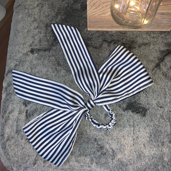 American Eagle Outfitters Accessories - Bow tie hair accessory from American Eagle